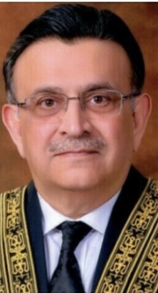 ARYSabirShakir's tweet photo. چیف جسٹس آف پاکستان عمرعطا بندیال NRO2 کو سزائے موت کا فیصلہ سنانے کے بعد سپریم کورٹ سے روانہ ہوگئے، کمرہ عدالت میں انکا آج آخری دن تھا https://t.co/OdVpzmkToi