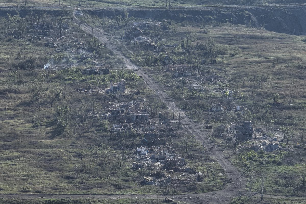 Drone images from Sept. 6 show destroyed village of Andriivka, retaken by Ukrainian forces today, located just below occupied Bakhmut. Once home to ~40 homes surrounded by fields &amp; adjacent to railway. I did several bicycle rides through there back in the day. 📸 <a href="/EMaloletka/">Evgeniy Maloletka</a> / AP