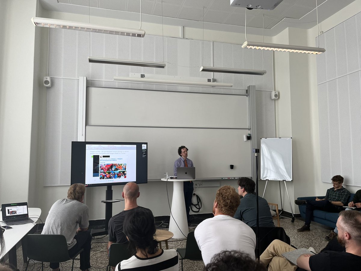 .@ZacharyST presenting on how to measure effect of state & protester violence using computer vision & social media images @CPH_SODAS Incl. micro lecture on fine tuning CV algos & arguing for calling curvilinear effects n- not inverse-u shaped. h/t @Golovchenko_Yev for organizing.