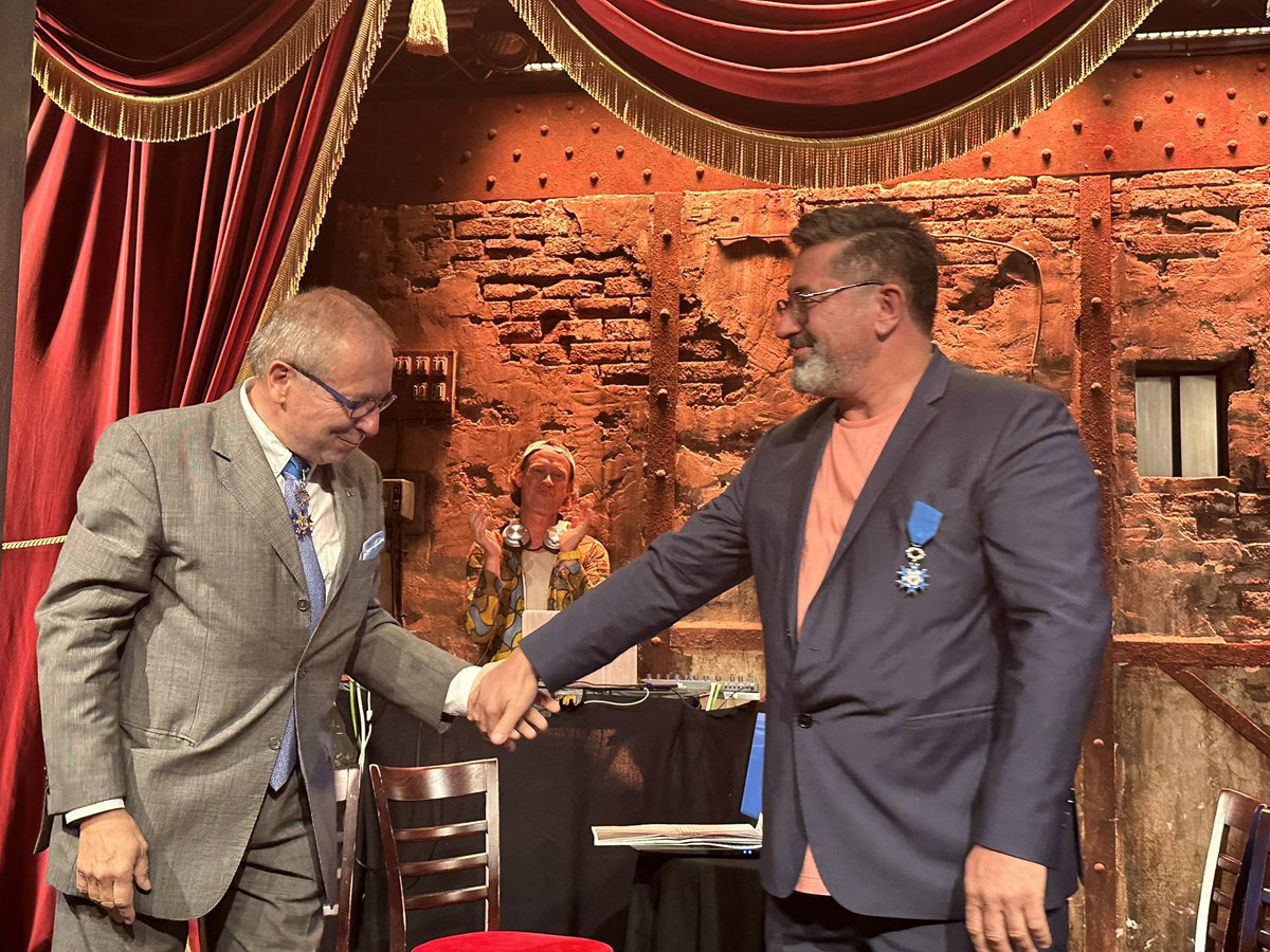 🏅Jean-Jacques Brot, préfet des Yvelines, a remis hier soir les insignes de Chevalier de l’Ordre National du Mérite, au grade de Chevalier à Alain Degois dit « Papy », directeur artistique de AD2 Production, au théâtre du <a href="/JamelComedyClub/">😂 Jamel Comedy Club</a>.

💬 " Toute une vie au service de