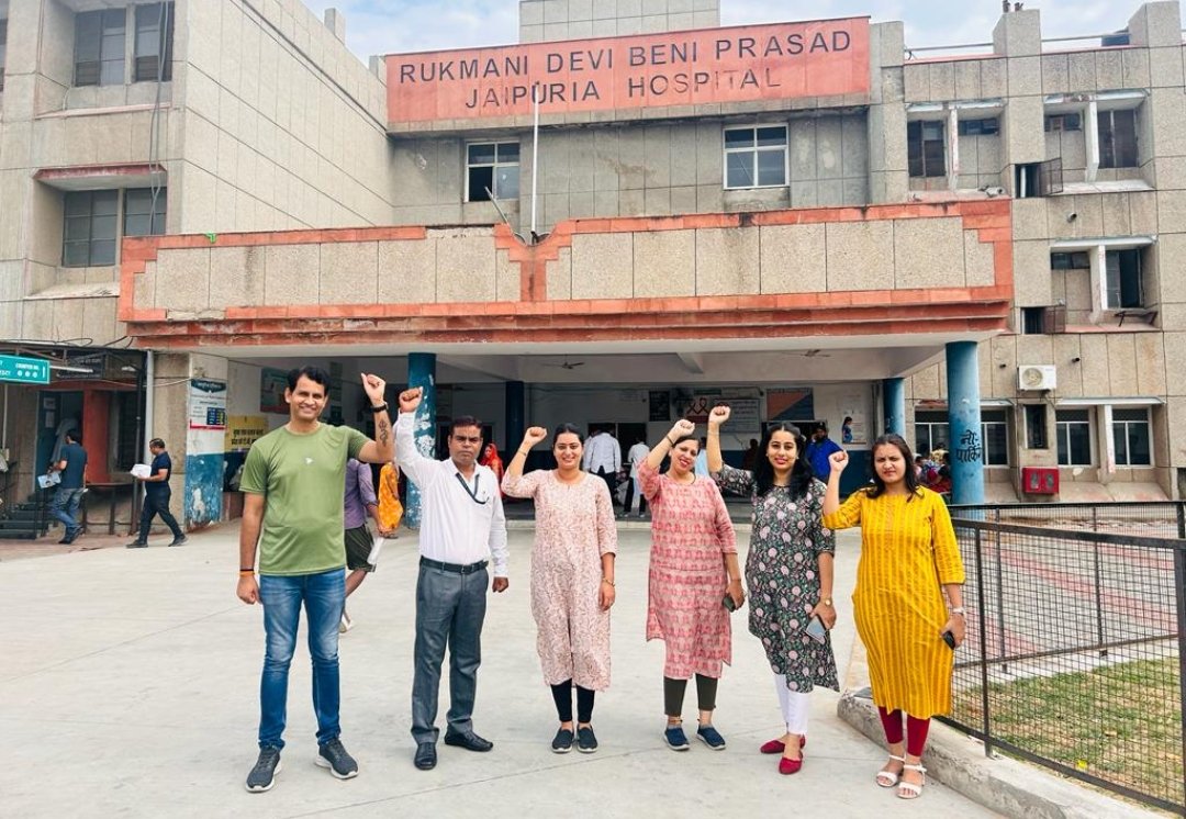 गहलोत सरकार सबके साथ न्याय करती आई है, फिर हम फार्मासिस्ट के साथ हमेशा अन्याय क्यो⚖️ ना ही भत्ते😢 ना ही वेतन विसंगति दूर हुई 😢 ना ही फार्मासिस्ट भर्ती पूरी हुई
#11वर्षो_की_लंबित_मांगे
#मांगते_मांगते_थक_गए 
<a href="/ashokgehlot51/">Ashok Gehlot</a> 
<a href="/_lokeshsharma/">Lokesh Sharma</a> 
<a href="/plmeenaINC/">Parsadi Lal Meena</a> 
<a href="/artizzzz/">Arti Dogra</a>
<a href="/AshokChandnaINC/">Ashok Chandna</a>