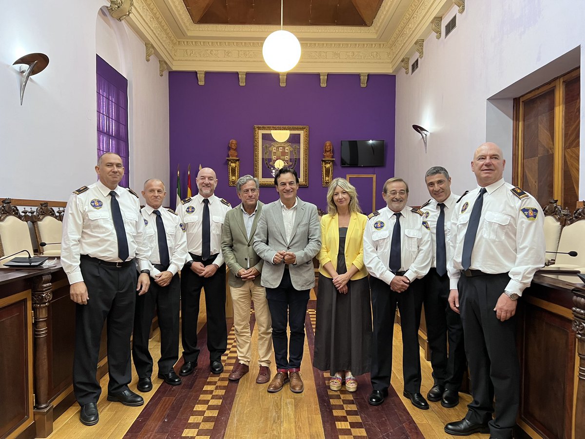 AytoJaen's tweet photo. 🫡🚒Hoy han tomado posesión como sargento 5 bomberos de nuestra ciudad. 

✅El compromiso y la entrega de este cuerpo es indiscutible. 

¡Enhorabuena para todos ellos !

#Jaén https://t.co/drrmyTSffh
