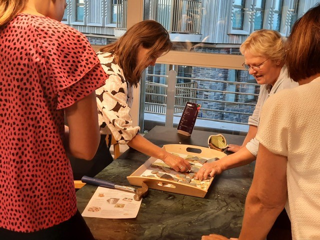 Bij ons in het Facetcafé was gisteravond de inspiratieavond om ideeën op te doen om de Kinderboekenweek in de klas vorm te geven. Kaj van der Plas en Gea Schippers kwamen langs om tips aan te reiken over verhalen vertellen en creatieve verwerking van taal en tekst.