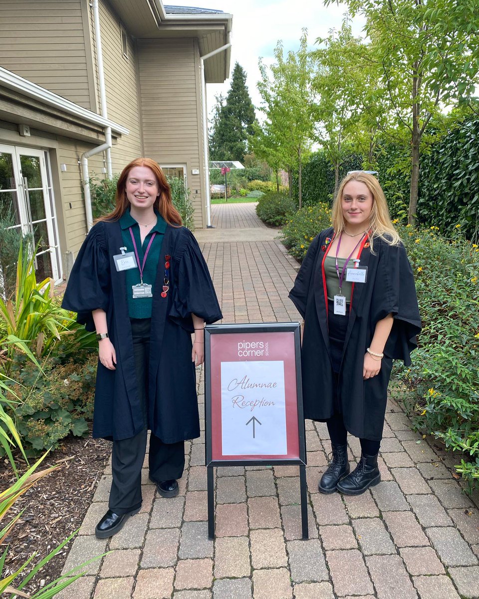 PipersSixthForm's tweet image. Our Senior Prefect Team were incredibly excited to welcome alumnae back to Pipers yesterday, on a gorgeous summer’s evening.  #Piperscommunity #Pipersalumnae #PipersSixthForm