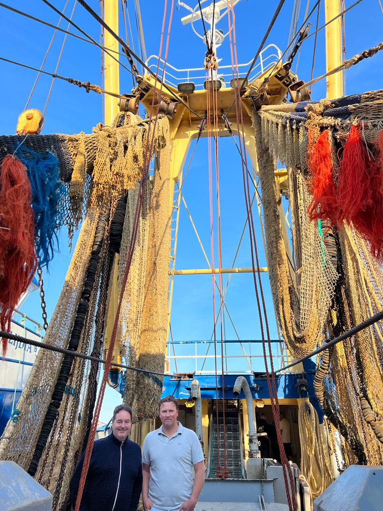 Fractievoorzitter Marco Deen en Duo-commissielid Daniël de Moel waren vanmorgen op werkbezoek bij de vissers in IJmuiden.
De PVV steunt de vissers, want zij zijn van onmisbare waarde voor onze voedselzekerheid en lokale economie. 
#PVV