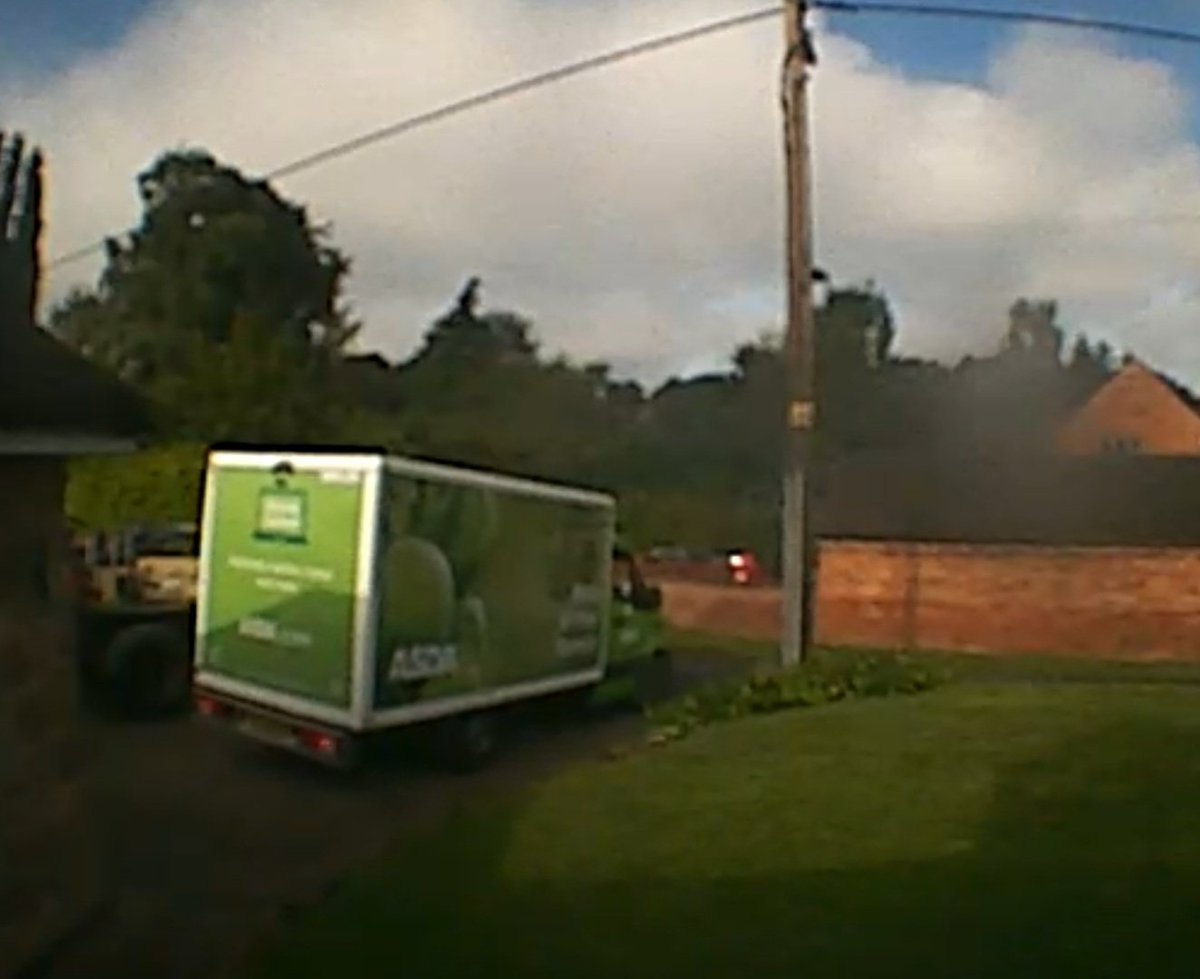 leechester6's tweet photo. @asda my drive is not a turning space for your vans. Please ensure you explain to your drivers that they should not be using private driveways as their turning points. https://t.co/tZcwMrGmR3
