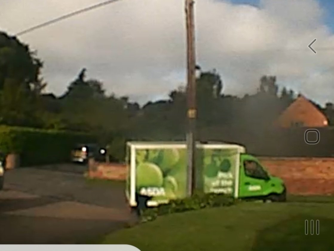 leechester6's tweet photo. @asda my drive is not a turning space for your vans. Please ensure you explain to your drivers that they should not be using private driveways as their turning points. https://t.co/tZcwMrGmR3