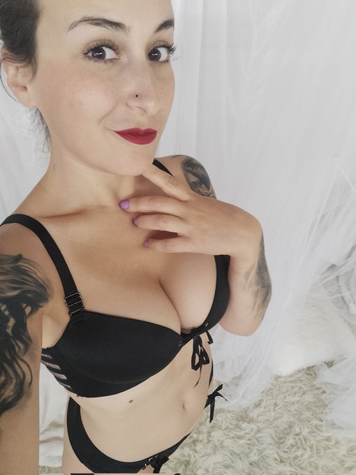 Toujours dispo pour shows priv&eacute;s ce soir jusque 23h mes loulous 🔥 https://t.co/Z8g0U9Mi1C