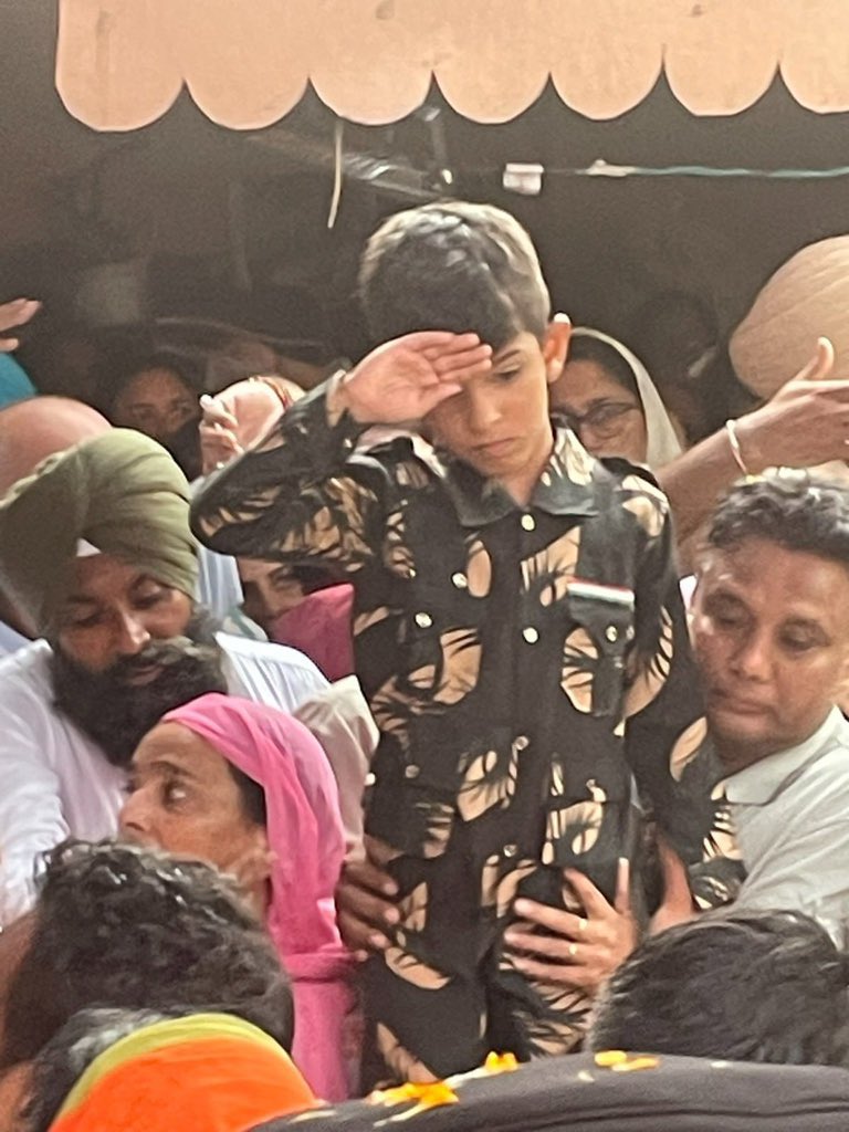 bhanu1882002's tweet photo. शहीद कर्नल मनप्रीत का शेर पुत्तर...🙏 https://t.co/ggEkep5MCn