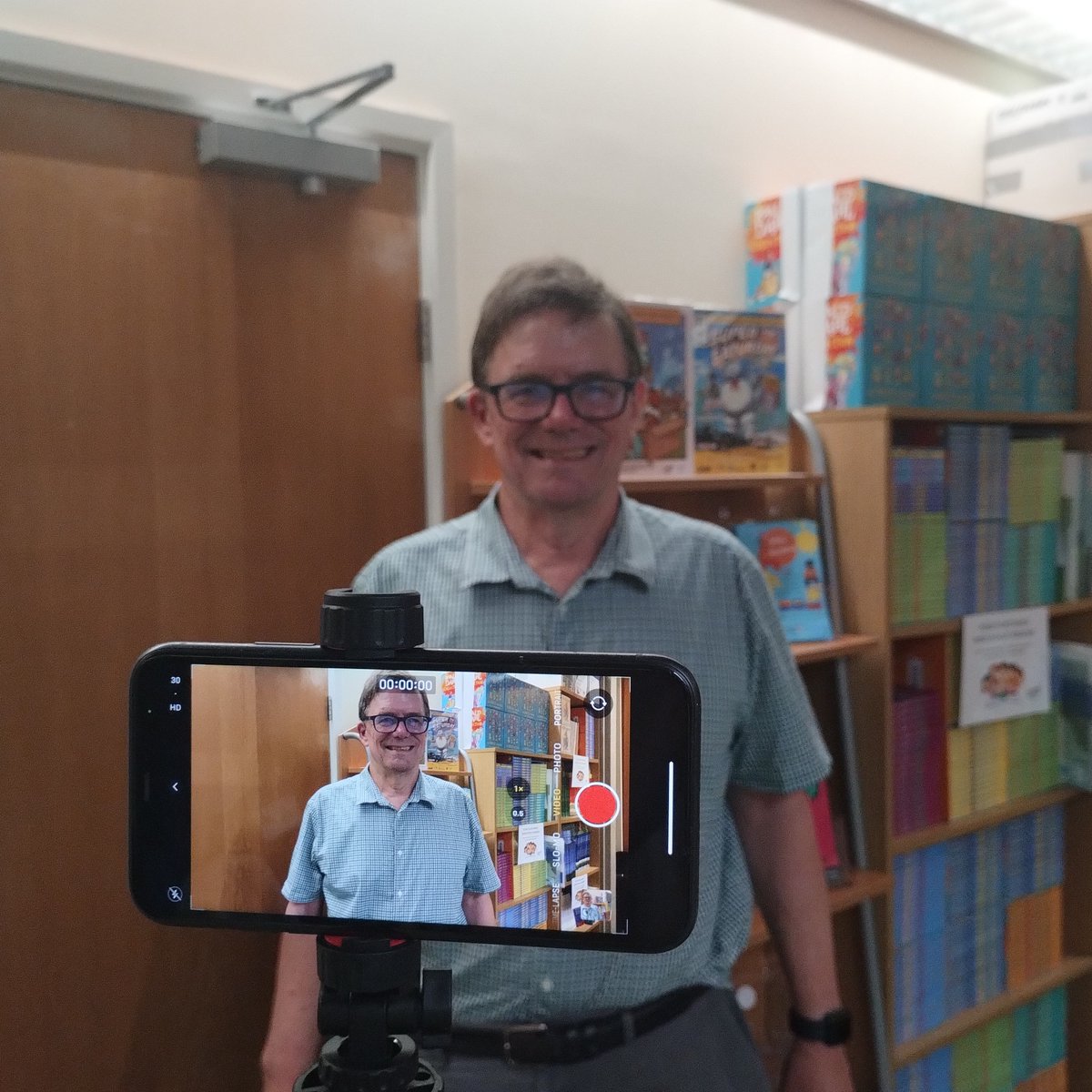 This morning, Cllr Adam Price, Portfolio Holder for Children's Services, was caught in our Child-Friendly Medway office filming something very exciting!😀

What do you think it could be?

#ChildFriendlyMedway #OneMinuteMedway