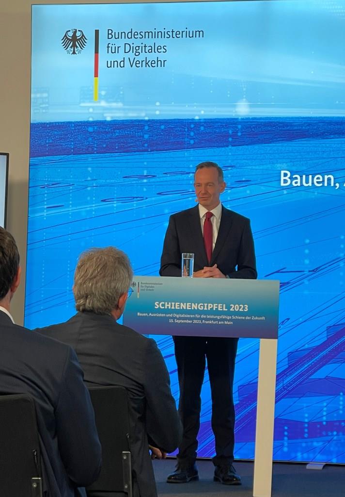 franknagel_de's tweet photo. #Schienengipfel 2023 @MesseFrankfurt Auftakt #TagderSchiene - durch @BMDV - Bundesministerium für #Digitales und #Verkehr. Details: https://t.co/NKKBZWkGSl
#Bahn #DB #DB_Netze #Schienenverkehr #Schienengüterverkehr #Verkehrswende #GüteraufdieBahn #BMDV #Schiene #TagderSchiene https://t.co/znxCALyGLj