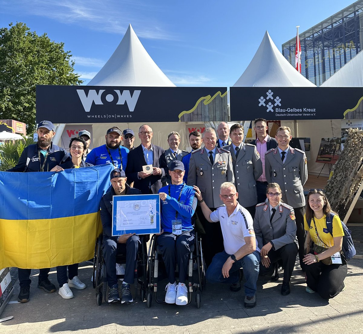 Heute haben wir dem Kapitän des Ukrainischen Teams Oleksander 🇺🇦 hier bei den #InvictusGames <a href="/InvictusGamesDE/">Invictus Games Düsseldorf 2023</a> eine Spende über 1.400€ überreicht. Eine kleine Geste der Solidarität 🎗️und Unterstützung von den Mitarbeitenden der #BAKS für ein inspirierendes Team!