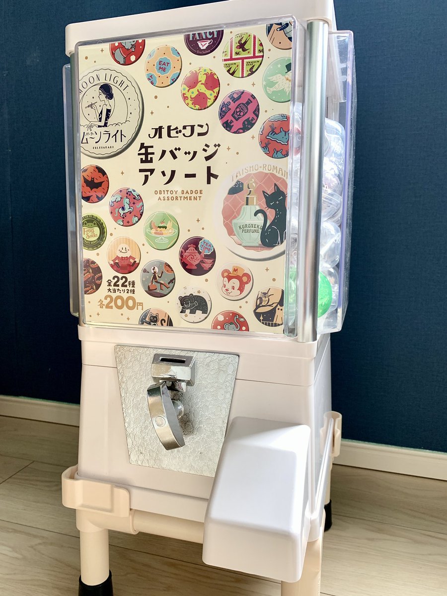 紙博に向けてガチャを作ってしまいました、、、💊  「オビワン缶バッジアソートガチャ」全22種 絶対にコンプリートできない種類を作ってしまいましたよ、、、📛  2種類は大当たりのミラーコンパクトです🪞  さぁ皆さん、紙博で回すのです💊