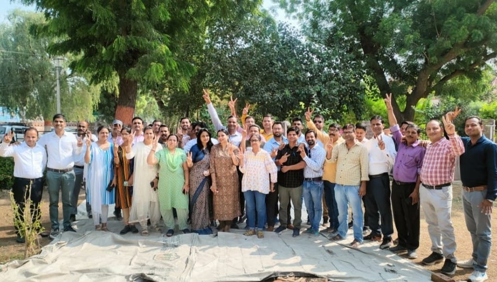 सुशासन की गहलोत सरकार
वेतन विसंगति दूर करो इस बार
#11वर्षो_की_लंबित_मांगे
#मांगते_मांगते_थक_गए 
<a href="/ashokgehlot51/">Ashok Gehlot</a> 
<a href="/_lokeshsharma/">Lokesh Sharma</a> 
<a href="/plmeenaINC/">Parsadi Lal Meena</a> 
<a href="/artizzzz/">Arti Dogra</a>
<a href="/AshokChandnaINC/">Ashok Chandna</a>
<a href="/MlaDogra/">Ashok Dogra</a>
<a href="/ChadrkantaM/">Chandrakanta Meghwal</a>