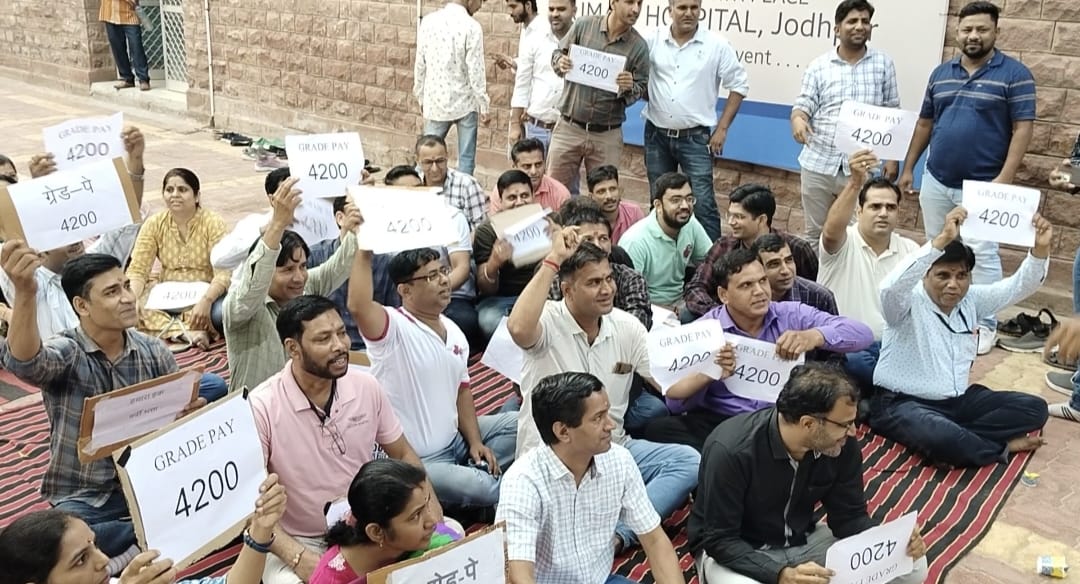 गहलोत सरकार सबके साथ न्याय करती आई है, फिर हम फार्मासिस्ट के साथ हमेशा अन्याय क्यो⚖️ ना ही भत्ते😢 ना ही वेतन विसंगति दूर हुई 😢 ना ही फार्मासिस्ट भर्ती पूरी हुई
#11वर्षो_की_लंबित_मांगे
#मांगते_मांगते_थक_गए 
<a href="/ashokgehlot51/">Ashok Gehlot</a> 
<a href="/_lokeshsharma/">Lokesh Sharma</a> 
<a href="/plmeenaINC/">Parsadi Lal Meena</a> 
<a href="/artizzzz/">Arti Dogra</a>
<a href="/DrBDKallaINC/">Dr. Bulaki Das Kalla</a>