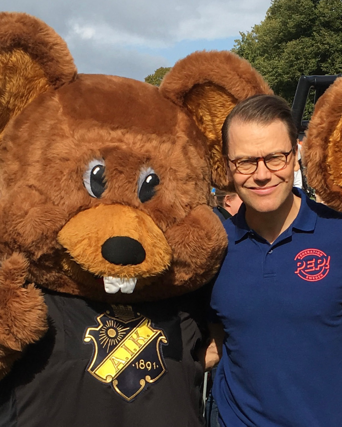 AIKfotboll's tweet photo. Allmänna Idrottsklubben skickar i dag våra varmaste gratulationer till H.K.H. Prins Daniel på 50-årsdagen. 

Prins Daniel är en trogen supporter till vårt svartgula lag och vi hoppas att vi snart ses igen där AIK spelar. https://t.co/TtUcPXHXBt