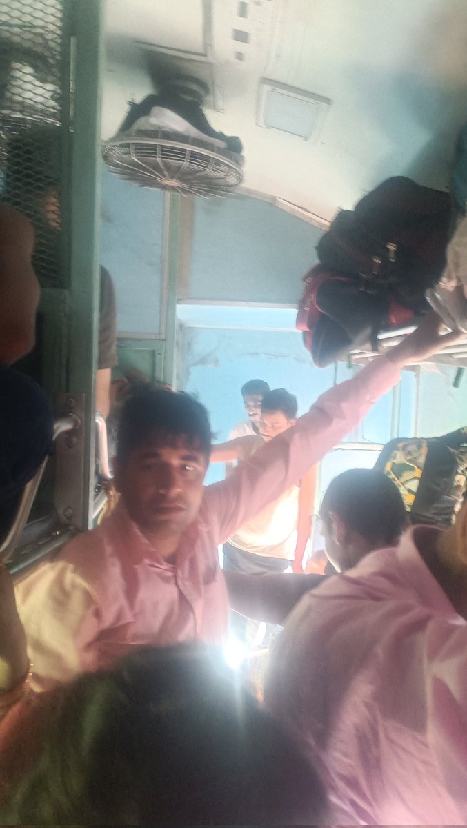 VanshGope's tweet photo. ये है भारतीय रेल की दुर्दशा 
@Rail_Minister 
जितने सीट बैठने के लिए हो उतना ही टिकट दिया जाए।
टिकट के पूरे पैसे लेकर खड़े रहने तक की जगह नही क्या यही है रेलवे की सुविधा ?
क्या इसलिए हमने सरकार चुनी है
@narendramodi 
@BJP4India https://t.co/TwX1cwgBc3