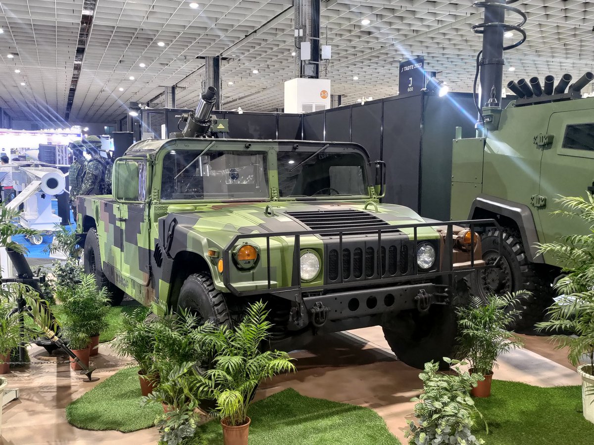 new27brigade's tweet photo. 陸軍81公厘迫砲車，以悍馬車為載台，展現指揮自動化和火控性能，本站也詢問官兵在幾年前搭配的無人機做定位偵查，今年是否會有提供，解說官表示會由新款偵蒐無人機協助，但也沒有說太多

另外，至於105公厘戰砲車進度，僅表示無可奉告，至於新型戰車則表示無答案 https://t.co/qJc0uv4Ven