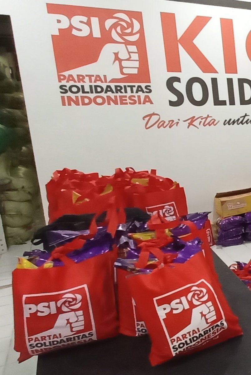 sigitwid's tweet photo. Kawan-kawan pengemudi ojek online yang berada di sekitar Jadetabek, silakan merapat ke basecamp DPW PSI DKI Jakarta untuk mendapatkan sembako dengan harga murah di 'Kios Solidaritas'.

Kegiatan ini diadakan sebagai bentuk apresiasi dan dukungan PSI pada para pengemudi ojol.

Alamatnya di Jalan K.H. Wahid Hasyim No.8 Jakarta Pusat (https://t.co/SerK20KSUe).

@psi_id @PSI_Jakarta