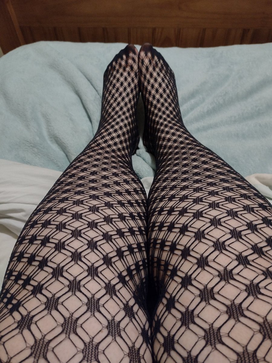 suzu1982's tweet photo. #FreeFootFriday #FishnetsAndFeet π https://t.co/bQvLP355Ud