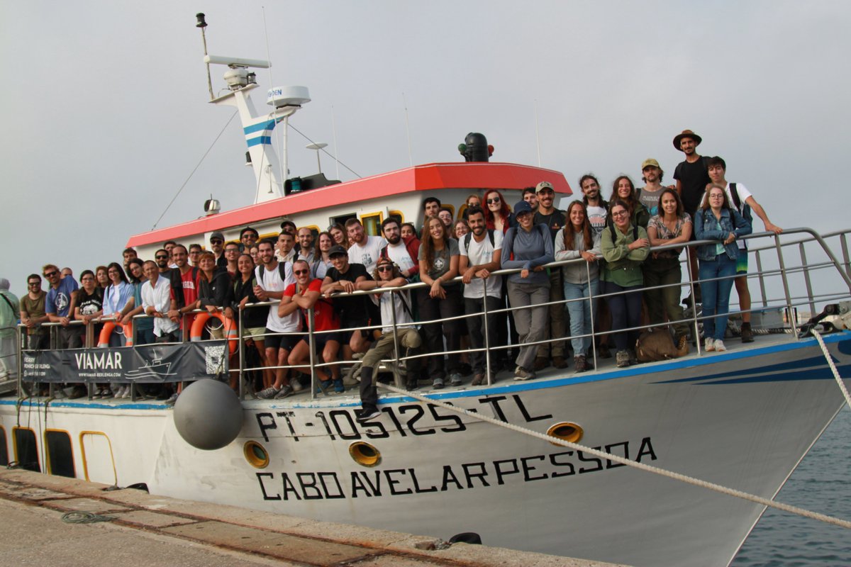 Foto do grupo de 50 alunos de 4 mestrados do DCV numa saída de campo ontem à Reserva Natural das Berlengas.