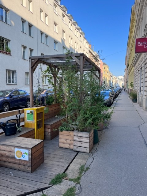 Hat einiges Platz auf einem Pkw-Abstellplatz. ZB eine #Grätzloase zum Verweilen und Plaudern mit den Nachbarn. #ParkingDay