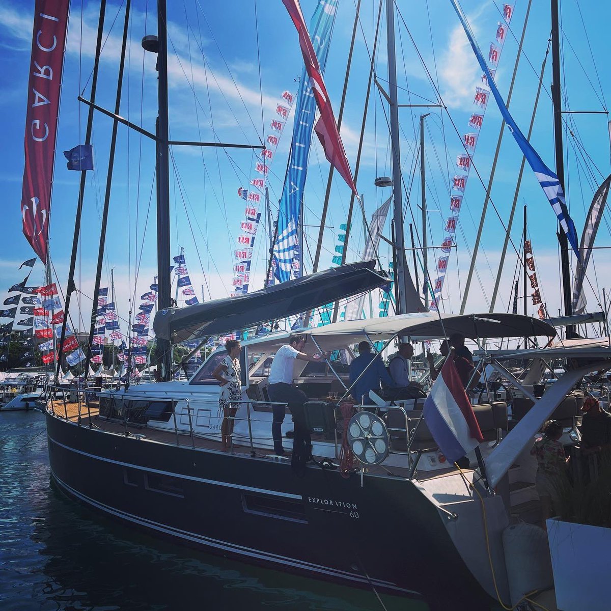 LIZmer_cf's tweet photo. Quelques images du Port Canto au @YachtingCannes, écrin dédié 100% à la voile. C'est aujourd'hui la flotte n°1 au monde pour les grands voiliers, avec près de 120 voiliers neufs entre 10 et 30 m de long, monocoques et multicoques. 
Notre équipe vous y accueille stand SAIL 110. https://t.co/7OmbYUL3pz