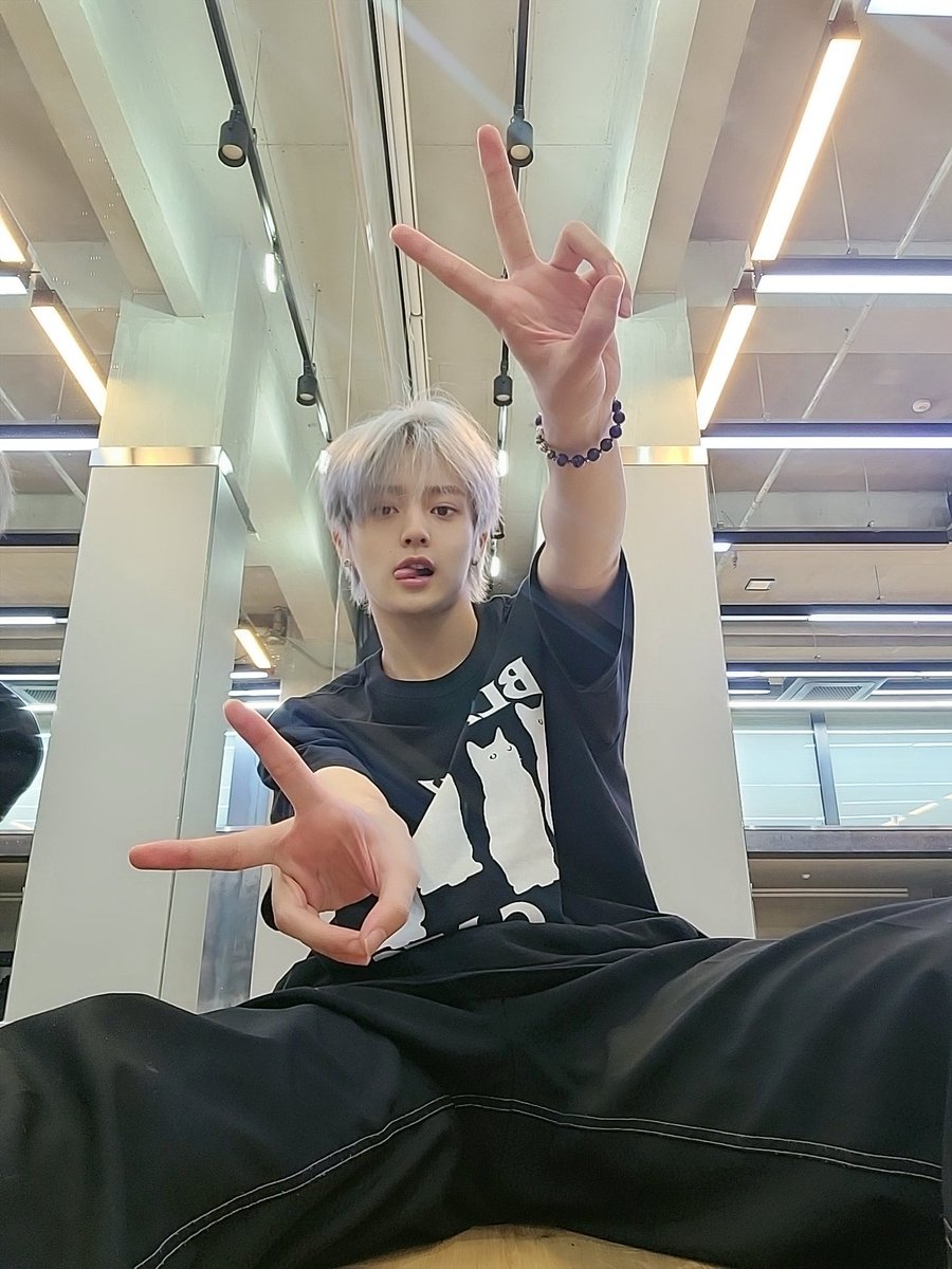 fantasyboys_mem's tweet photo. [#홍성민]

D-6
오늘의 추천곡은 데이식스선배님의 노래 
어떠신가요 반디들 하핳

#FANTASYBOYS #판타지보이즈
#HONGSUNGMIN https://t.co/kBqw6wo5Xr