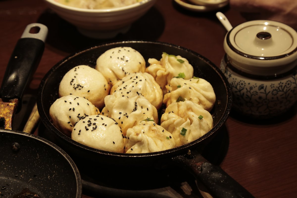 Get the chopsticks at the ready! 🥢 It's time to serve up some homemade Vegetarian Steamed Dumplings this #FakeawayFriday 🥟 So, save your pennies and get cooking! 
🔗 Click the link: for the full recipe: foodnetwork.co.uk/recipes/vegeta… #VegetarianDumplings