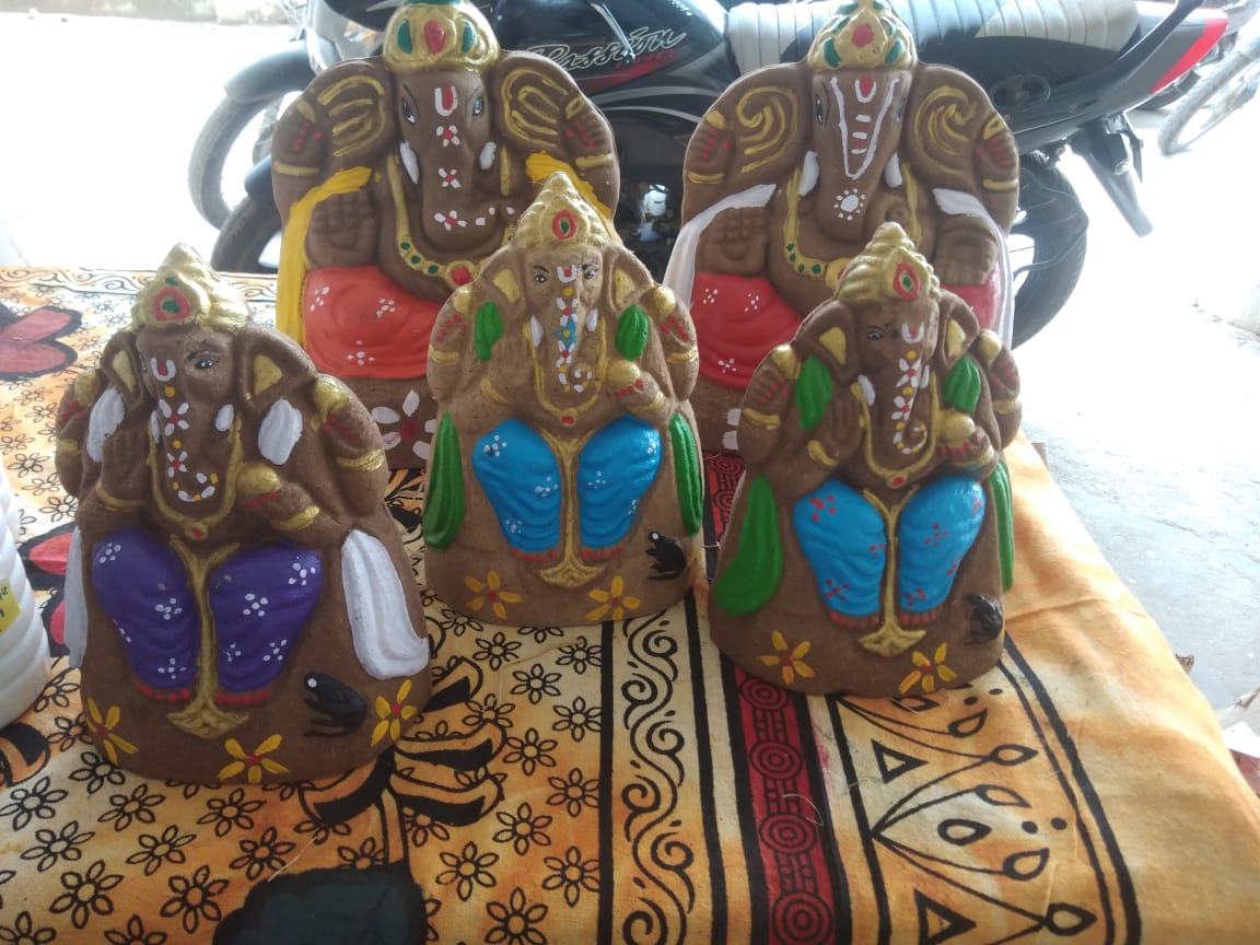 પ્રાકૃતિક કૃષિ વિકાસ બોર્ડ અંતર્ગત ઇડર ખાતે "પ્રાકૃતિક ખેતી" વિષયપર વિસ્તરણ કાર્યકરોની તાલીમનું આયોજન કરેલ જેમાં કલેક્ટરશ્રી સાથે હાજરી આપી માર્ગદર્શન પુરું પાડેલ તેમજ બલરામ ગૌશાળા ચોટાસણએ ગાયના ગોબળમાંથી ગણપતિ દાદાની ઇકોફ્રેન્ડલી મૂર્તિઓ પણ બનાવવામાં આવેલ છે.