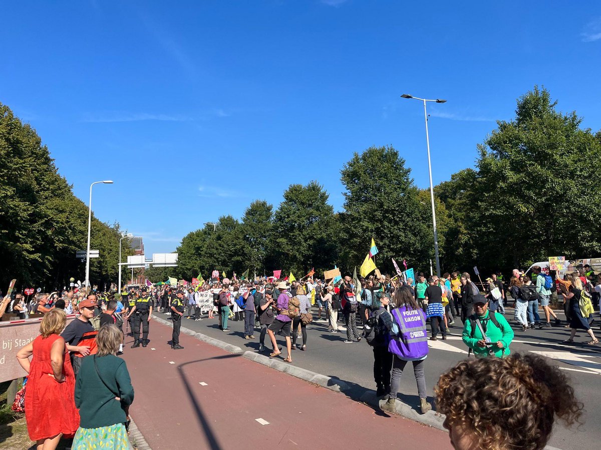 LIVE verslag A12: ook vandaag staan we hier om te blokkeren voor het leven! Stop fossiele subsidies! Er is meteen weer gevorderd weg te gaan. Whose streets? Our streets!