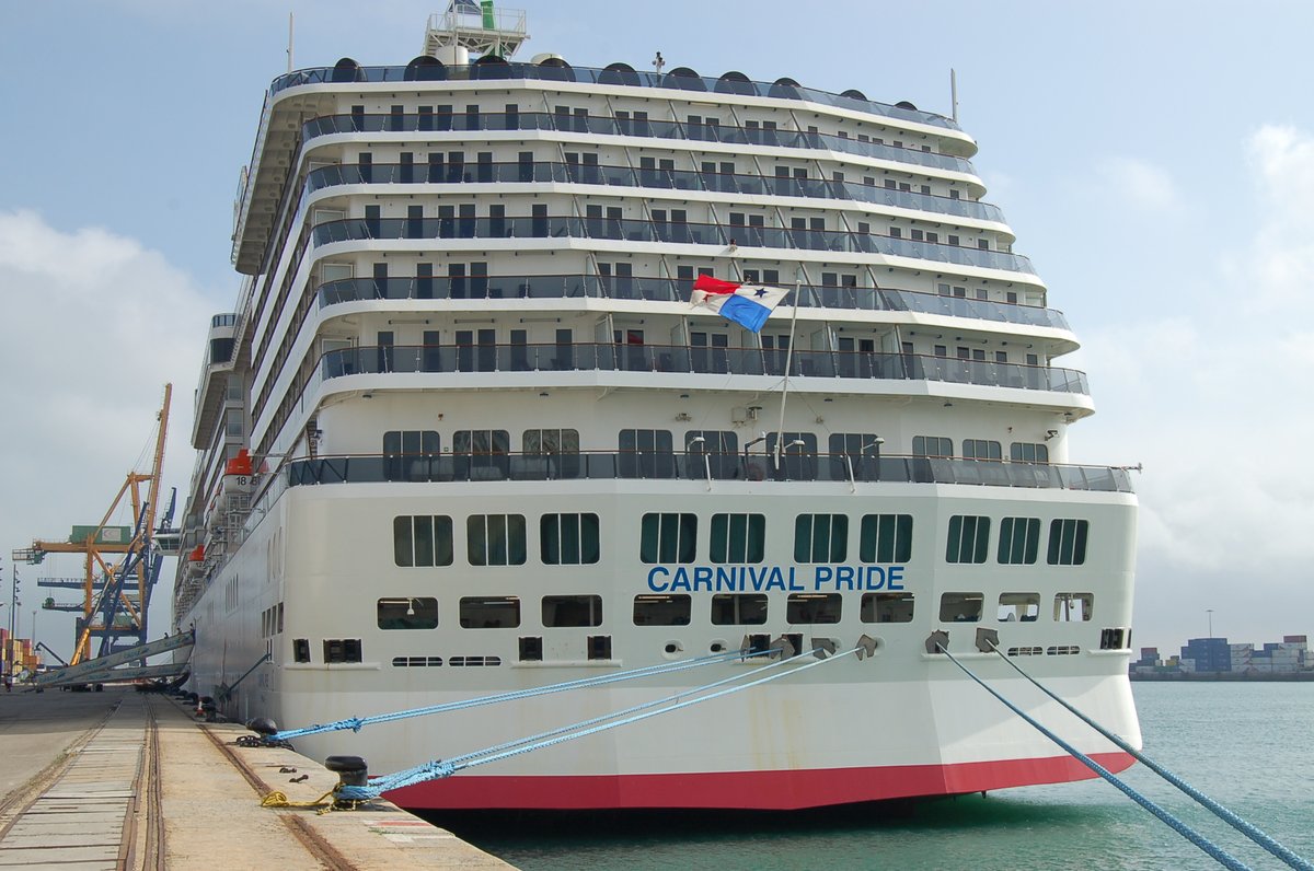 Hoy tenemos la escala de tres buques crucero en nuestro puerto, de los cuales, dos ya están atracados, os dejamos algunas fotos. #carnivalcruises; #worldnavigator