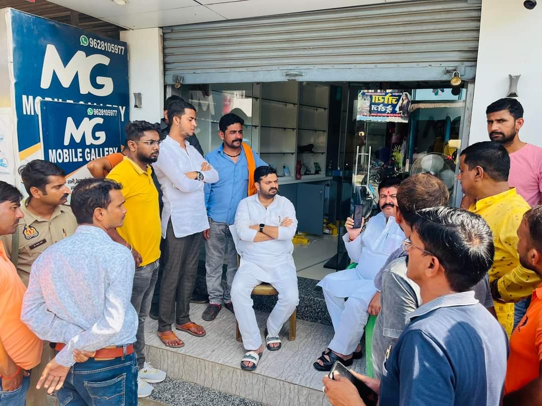 RanvijaySinghKU's tweet photo. आज भोर में हाटा नगर में छोटे भाई सचिन राव के मोबाइल के दुकान में चोरी की सूचना पाकर पिताजी के साथ तत्काल पहुँच कर हालचाल लिया।
नगर में चोरी प्रशासन के लिए चुनौती है,हम लोगों की माँग है की घटना का जल्द से जल्द पर्दाफ़ाश हो दोषियों के ऊपर कड़ी से कड़ी कारवाई तथा सामान बरामद हो। https://t.co/l1RvcQX0hS