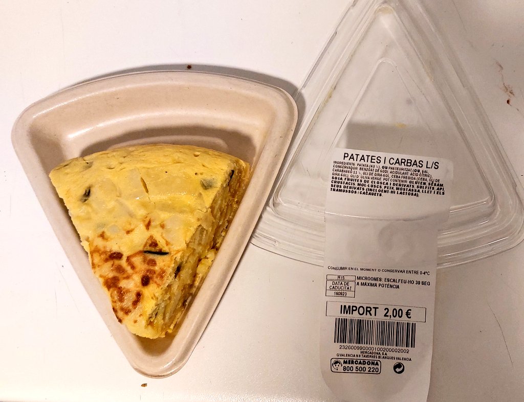 Limbostarrr's tweet photo. @Mercadona Por eso han encogido las porciones de tortilla. Siempre pensando en la salud del cliente. https://t.co/4HnlZPclf3