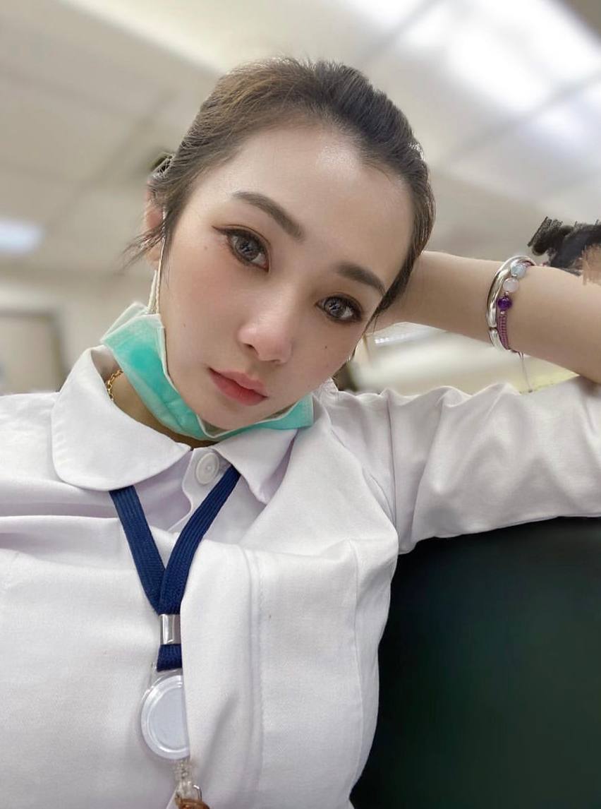 白色制服 兇兇的表情...
以前上班的時候,
病人怕我不敢惹我
妹子也怕我不敢惹我😂
懷念在病房奔波的日子❤️
#護理師的生活日常