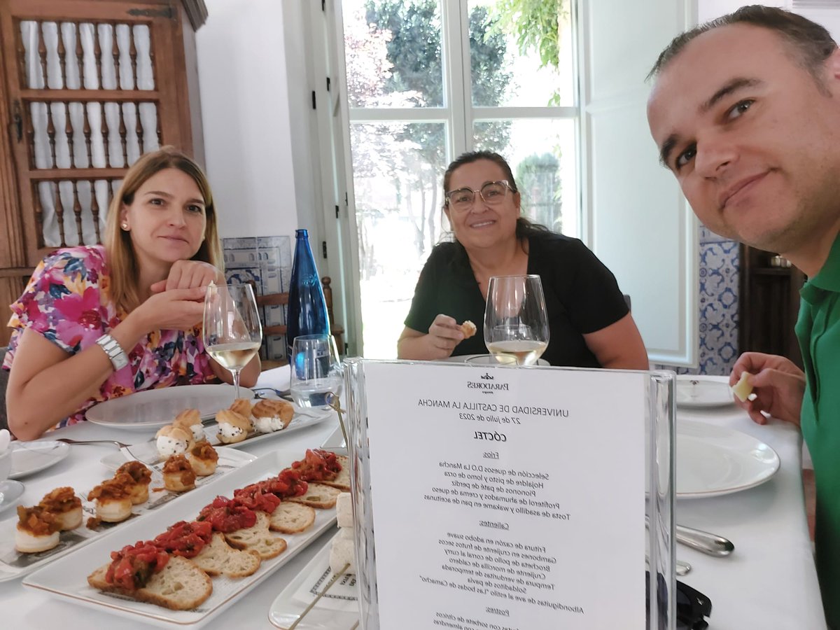 Marian022011's tweet image. Que pena que se hayan terminado las Jornadas #SISTEDES2023. No he podido tener mejor compañera para organizarlas. Gracias @CoralCalero por todo, sin ti nada hubiese sido igual, eres un ejemplo a seguir. Gracias @fex_garcia por todo el apoyo que nos has dado. Somos un equipazo.