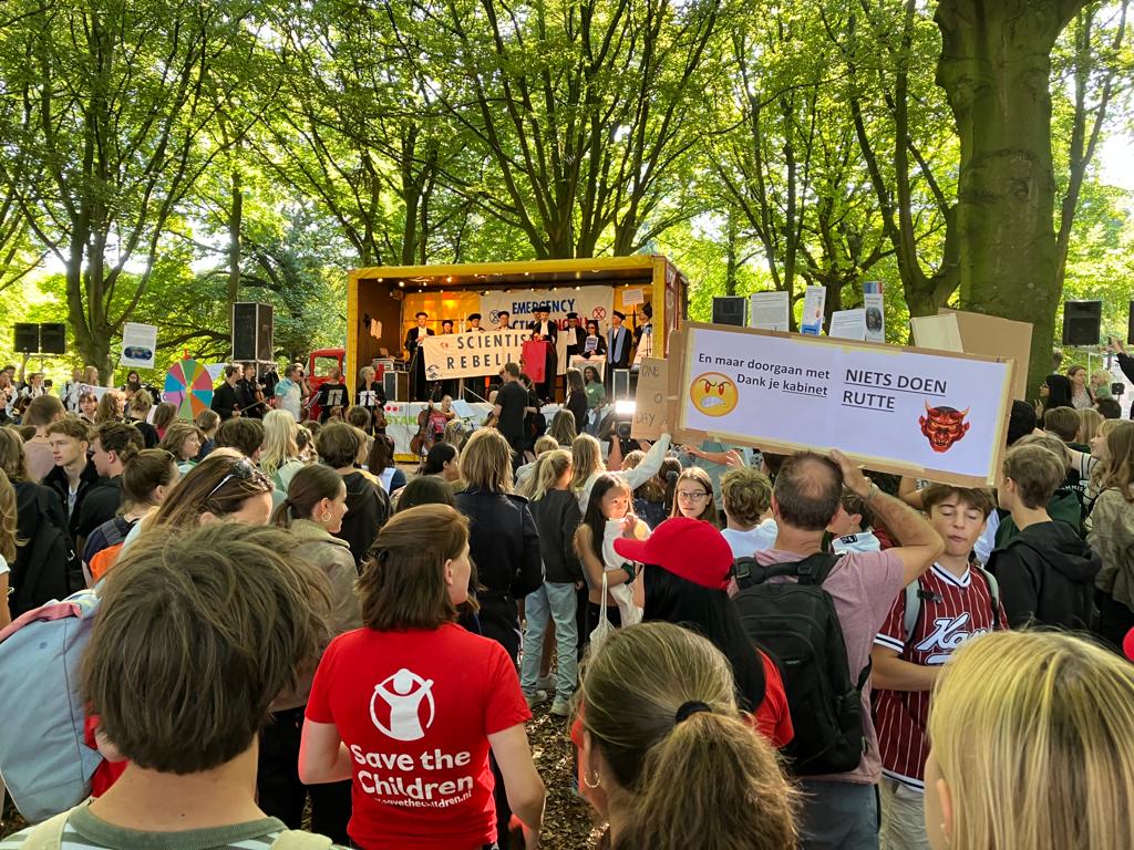 Wij staan op het Malieveld bij de #schoolstaking voor het klimaat.

Wij steunen de jongeren die op deze staking staan voor hun toekomst. De #klimaatcrisis is een kindercrisis: jongeren en kinderen hebben het recht om hiertegen op te staan.