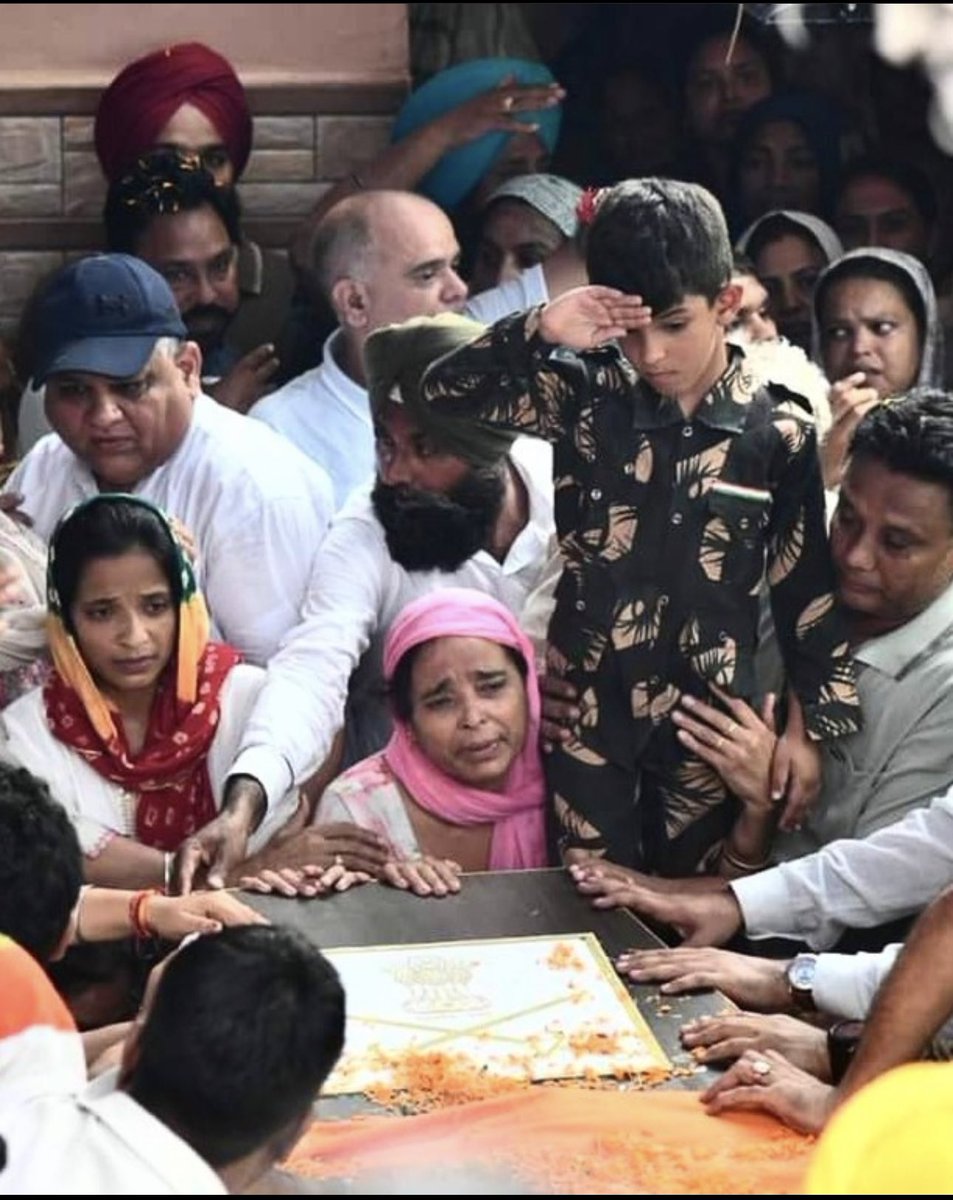 iNikhilsaini's tweet image. &quot;In the shadow of the tricolor, young Kabir, son of our beloved martyr Colonel Manpreet Singh, stood strong today. With tears in his eyes and pride in his heart, he paid his final salute to his father. 🇮🇳💔 #SaluteToAHero #BraveSon #ColonelManpreetSingh #HeartbreakingScene&quot;