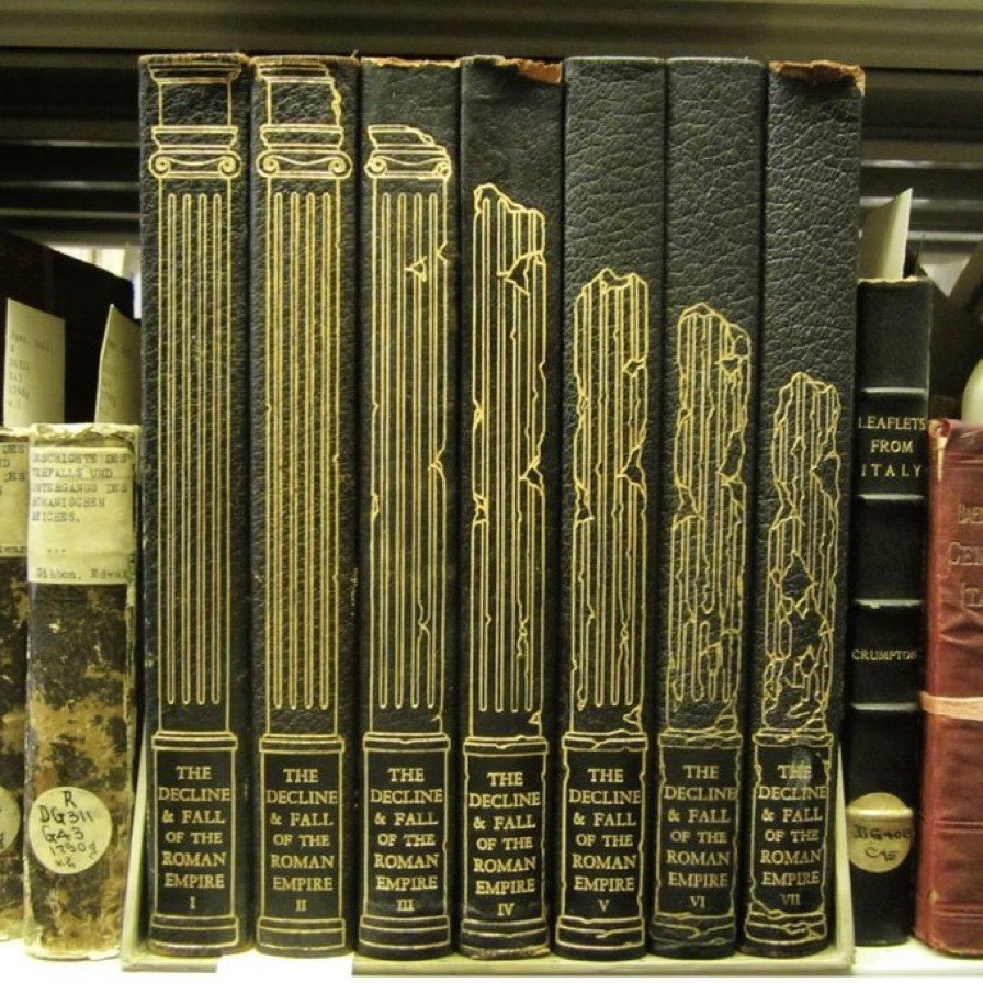 JamesLucasIT's tweet photo. La costola dei volumi de "Il declino e la
caduta dell'impero romano" di Edward
Gibbon. Iconica edizione del 1946. https://t.co/5OxzHe3eLR