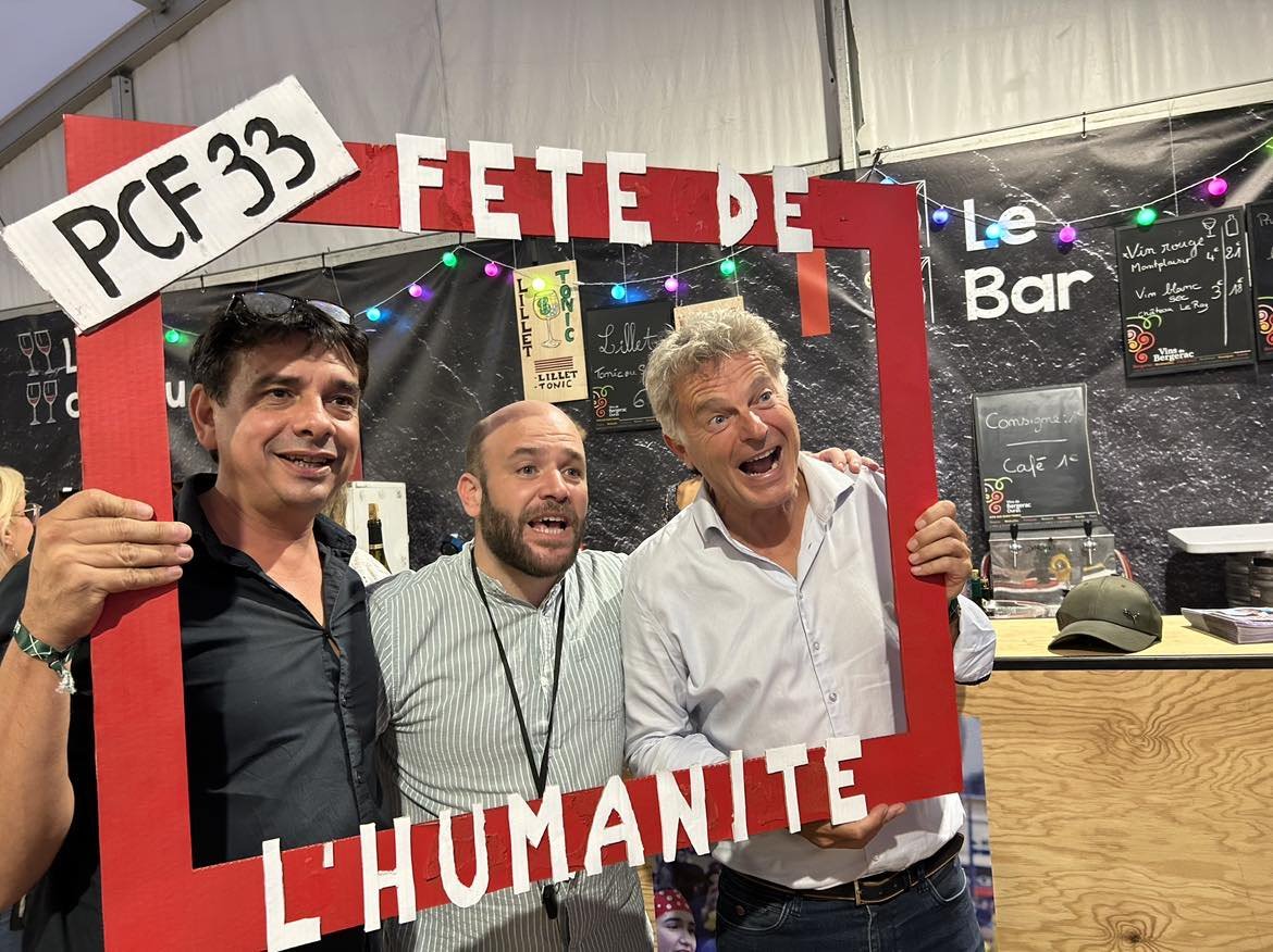 Stand de la Gironde à #FêtedelHuma Les pisse vinaigre de @franceinsoumise ne sont pas les bienvenus puisque Roussel est un traître pour eux.