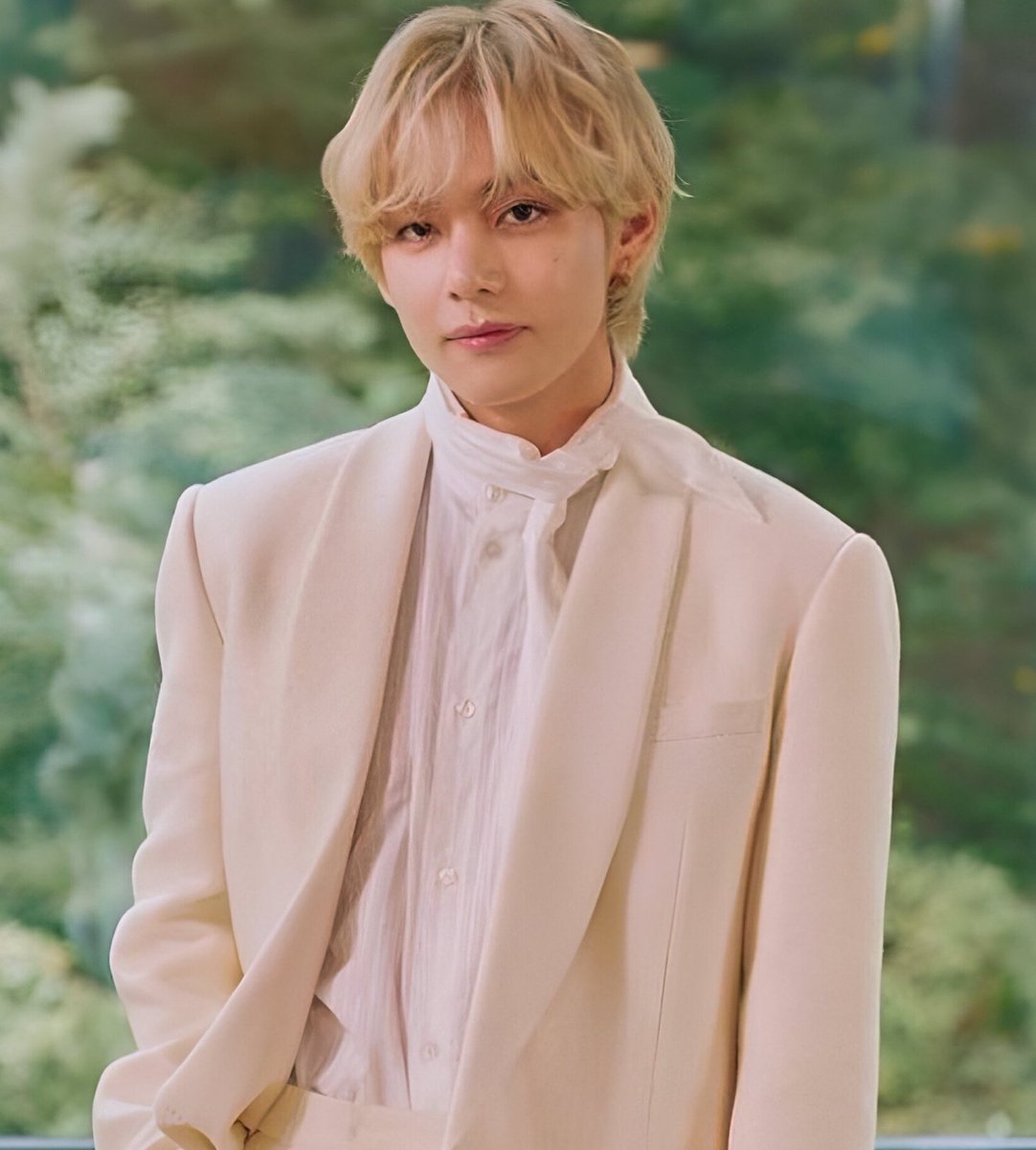 BTSVChartData's tweet photo. V becomes the 1st KPop soloist in history to debut all tracks of an Full album inside the Spotify Global Weekly Chart! https://t.co/hlmXtqDBpI