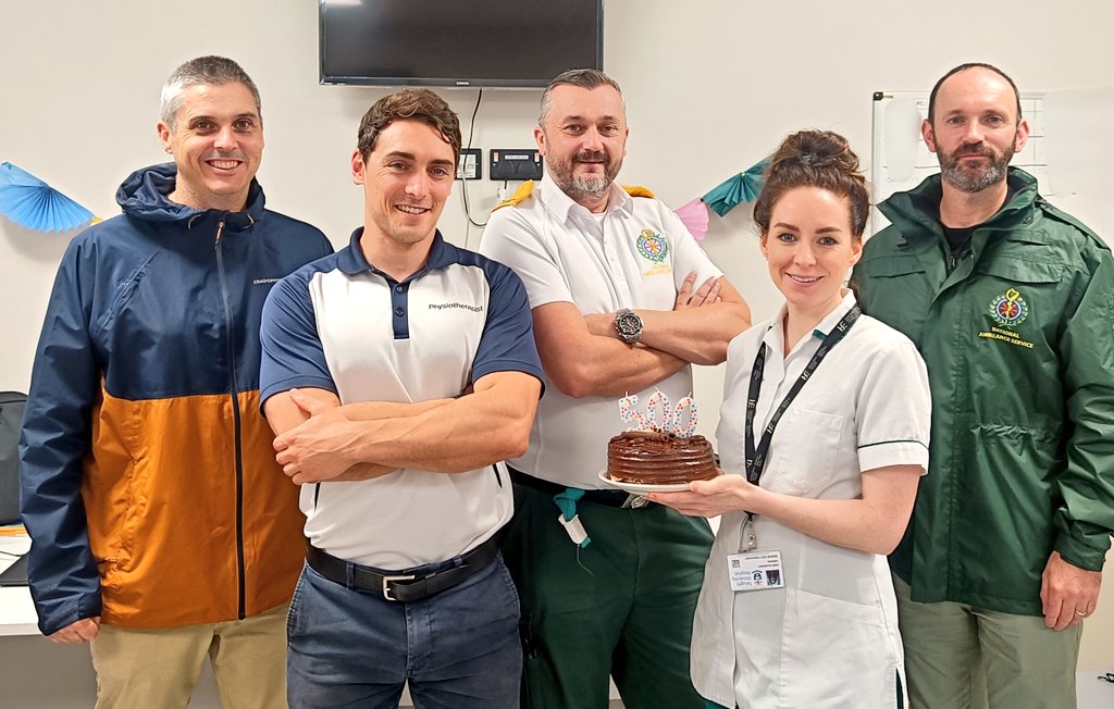Took some inspiration from our Donegal colleagues @PathfinderLUH , and we agree that cake is always a great idea - especially on a Friday! 🎂🎉 Delighted to mark our 500th Pathfinder call in @TUH_Tallaght this week, and excited for what's to come with the next 500! 1/2..