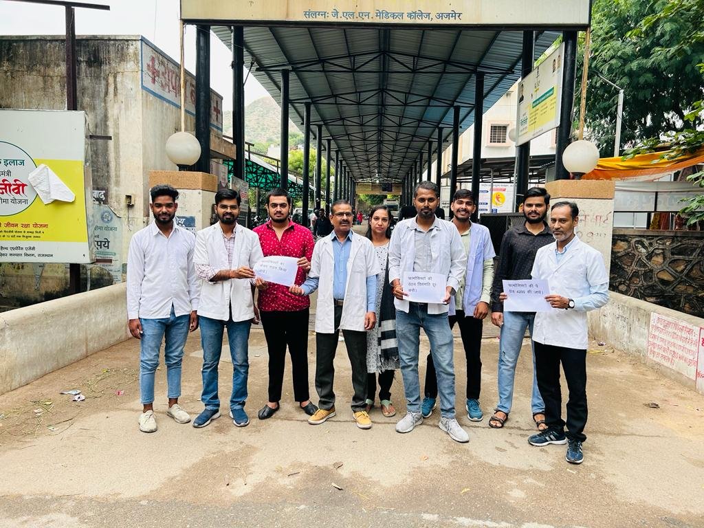 बार बार निवेदन करने पर भी संवेदनशील सरकार के कानो पर जूं नहीं इसीलिए आंदोलन को मजबूर....सेवारत फार्मासिस्ट🙏
#11वर्षो_की_लंबित_मांगे
#मांगते_मांगते_थक_गए 
<a href="/ashokgehlot51/">Ashok Gehlot</a> 
<a href="/_lokeshsharma/">Lokesh Sharma</a> 
<a href="/plmeenaINC/">Parsadi Lal Meena</a> 
<a href="/artizzzz/">Arti Dogra</a>