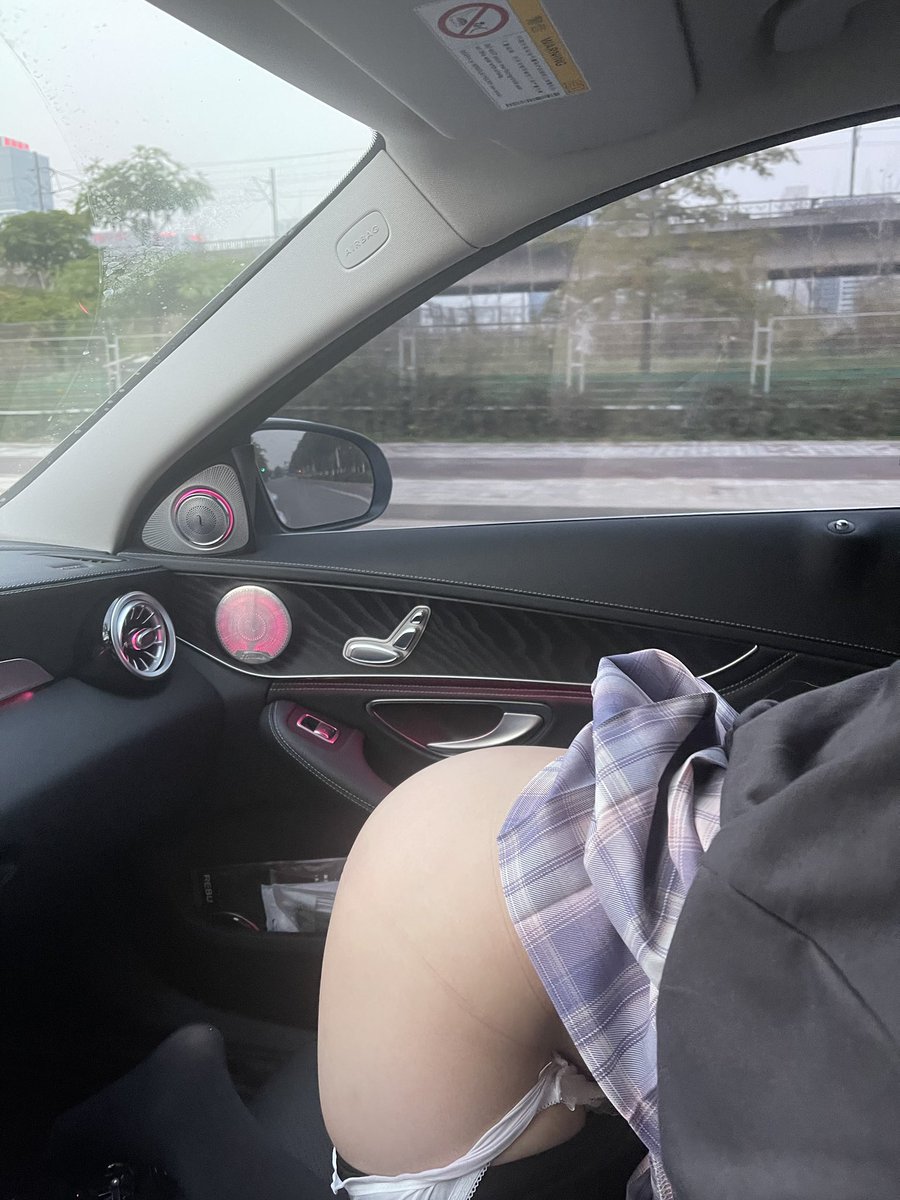 zhuren_n's tweet photo. 既然是母狗，那分享给其他路过的车看看也没关系吧 #户外 #露出 #母狗曝光 #调教贱狗 https://t.co/HMbWhdIgHh