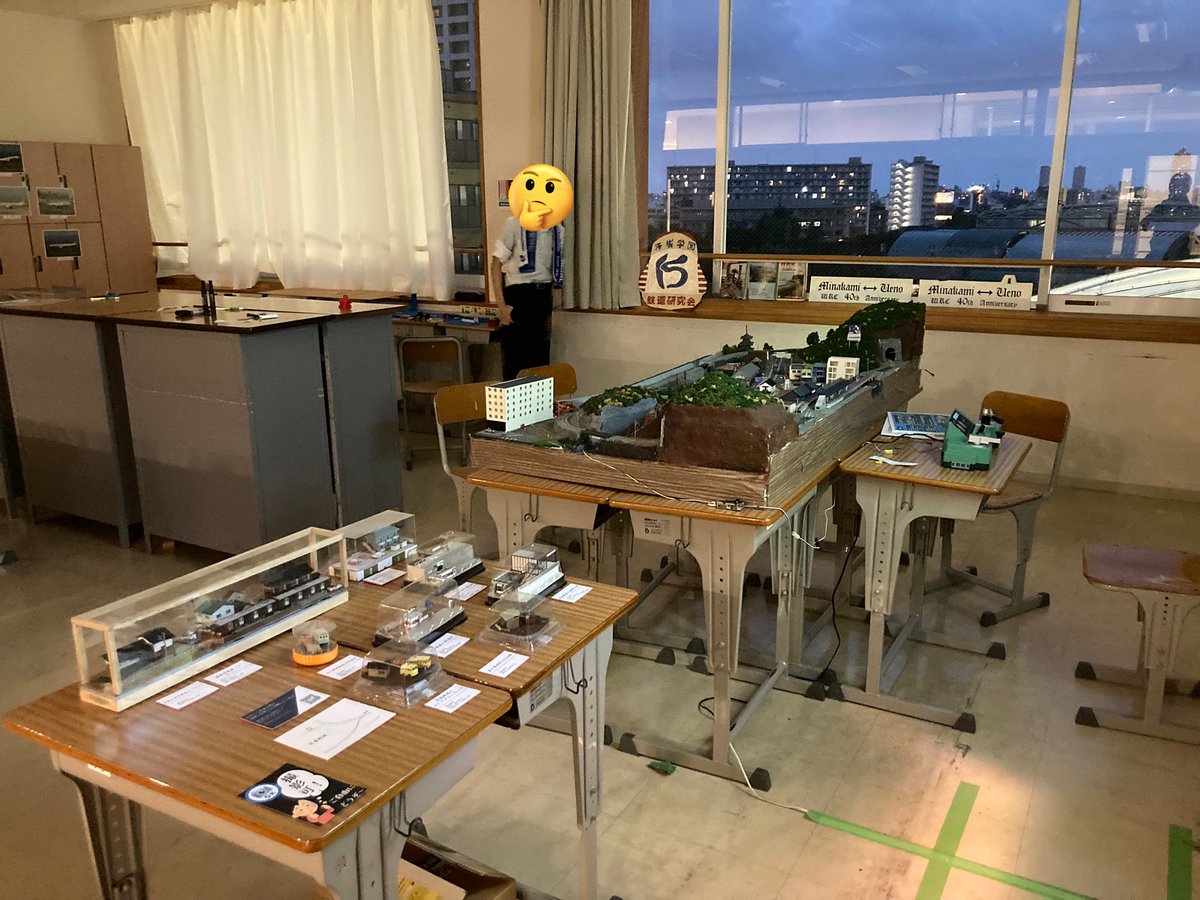 【#鉄研オンラインツアー ⑤】
3部屋目前方にもジオラマを展示しております。
一部屋目とは違った良さがあるので、こちらも必見！
手前に見えるのは部員による個人制作のミニジオラマ、奥側は8月の鉄道模型コンテストに出展した一畳ボードです。
一畳ボードでは体験運転も行っております。