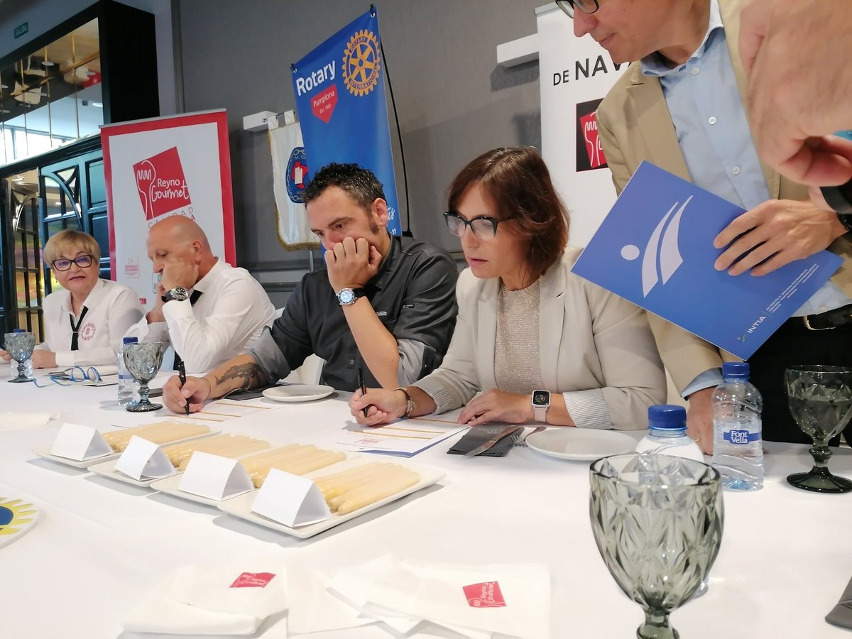 La técnica de <a href="/IntiaSa/">INTIA</a> y el cocinero <a href="/enrikito_debure/">Enrique martinez</a> analizan los <a href="/esparrago_RG/">Espárrago de Navarra</a> que se presentan en el XI  Cata Solidaria <a href="/rotarypamplona/">Rotary Club de Pamplona</a>