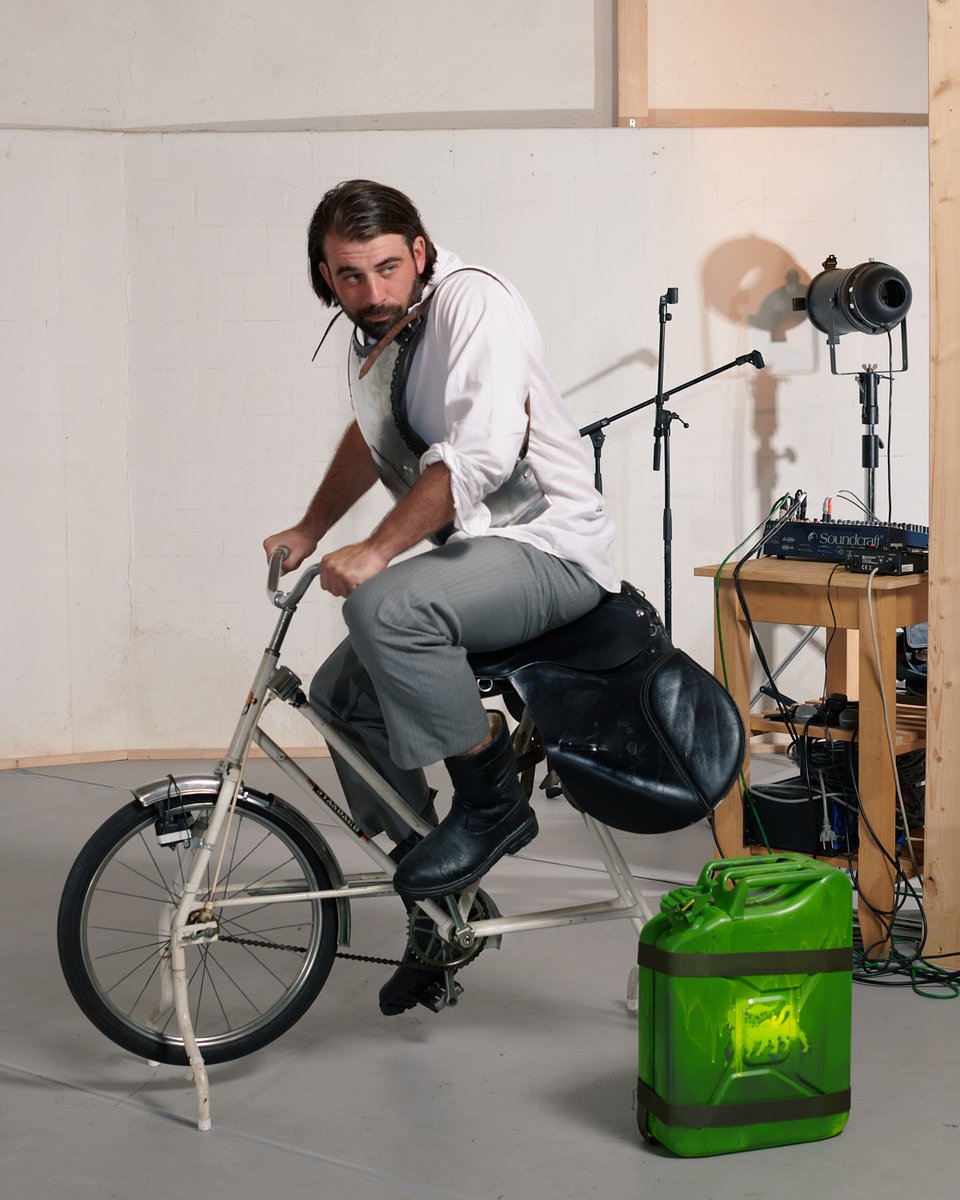 Lieber Kaspar Locher, herzlich willkommen am Schauspielhaus! Als Nächstes steht er am 3. November auf der Bühne, für die Premiere von BÜHNENBESCHIMPFUNG.      

Mehr Infos unter: neu.schauspielhaus.at 
📸 Julian Lee-Harather / soju.studio