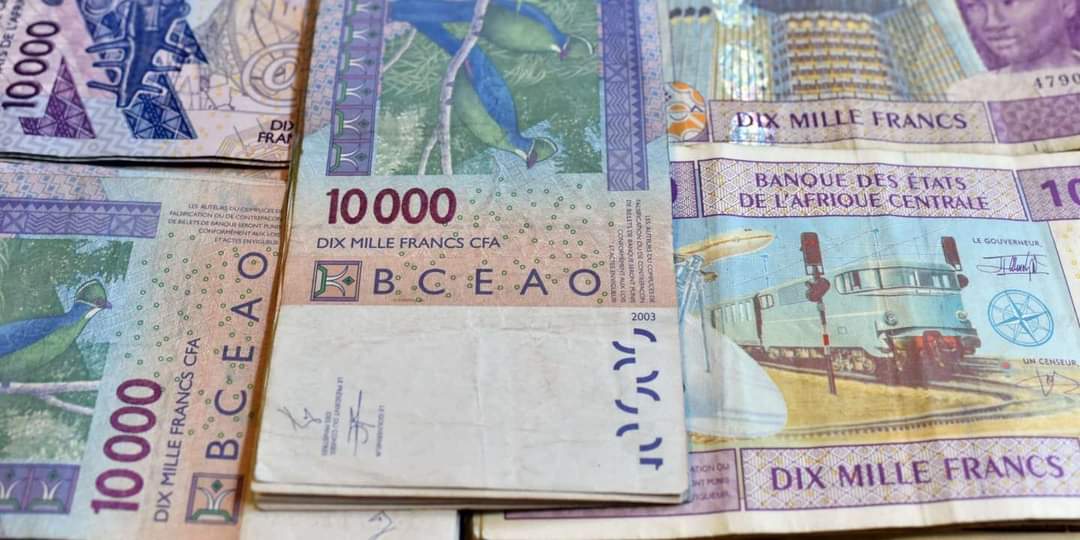 DelphineSora's tweet image. 🔴@EmmanuelMacron|••Tu suspends Air-France🇫🇷; tu ne donnes plus visa; tu suspends ton aide, tu suspends concerts, bon mais pour le #FCFA là, tu dis quoi ???
Soit un homme au moins.

La France🇫🇷 va vivre de sa sueur comme l'Angleterre, Hollande🇳🇱, Allemagne🇩🇪, Espagne🇪🇸,...etc