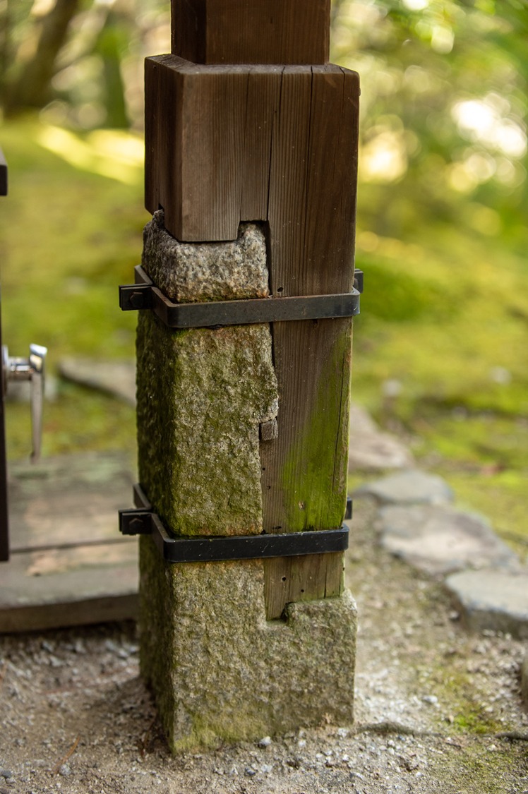 Encuentro madera-piedra en la Villa Imperial Shugakuin al noreste de Japón.
