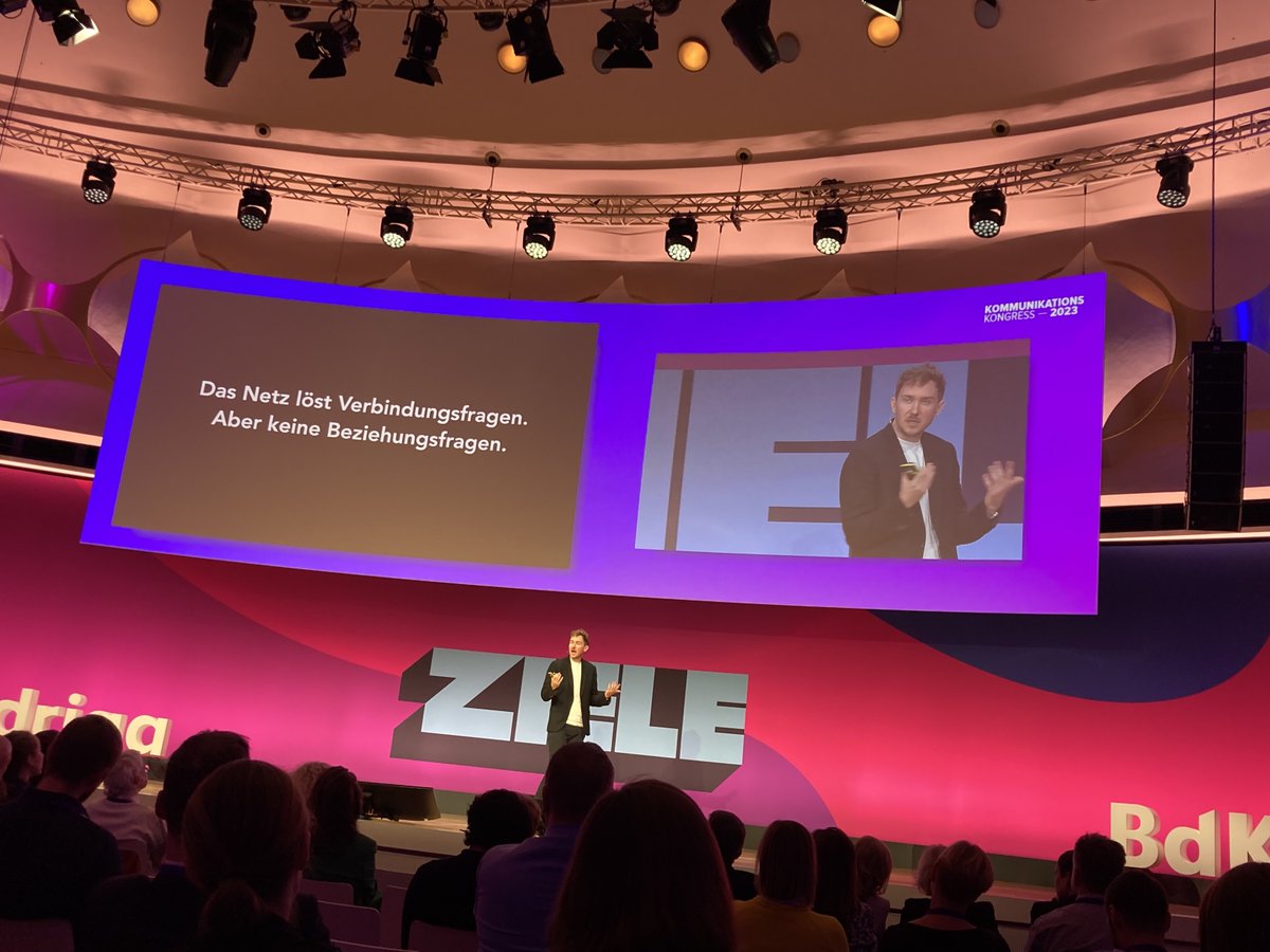 Im Kuppelsaal des bcc folgt gleich das nächste Highlight: die Keynote von Zukunftsforscher Tristan Horx. Er spricht auf dem #KKongress23 über unsere „Fucking Zukunft“ und versucht sich als Vermittler im Spannungsfeld der Generationen.